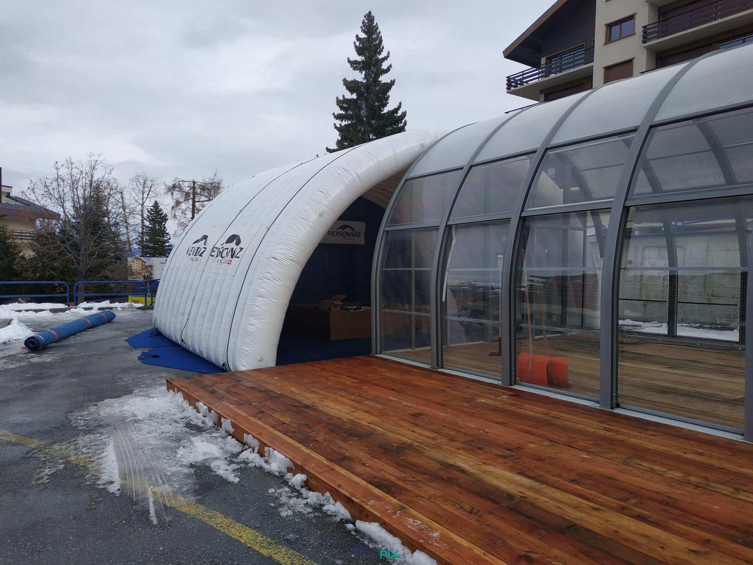 La tente gonflable est légèrement plus large que la structure tunnel à armatures métalliques et en verre, parce qu'il est nécessaire d'avoir un espace suffisant pour que les artistes et les musiciens puissent accomplir leurs spectacles. Les techniciens placeront une plaque en bois et en isolant pour assurer l'étanchéité et la jointure entre les deux structures. La tente gonflable est légèrement plus large que la structure tunnel à armatures métalliques et en verre, parce qu'il est nécessaire d'avoir un espace suffisant pour que les artistes et les musiciens puissent accomplir leurs spectacles. Les techniciens placeront une plaque en bois et en isolant pour assurer l'étanchéité et la jointure entre les deux structures.