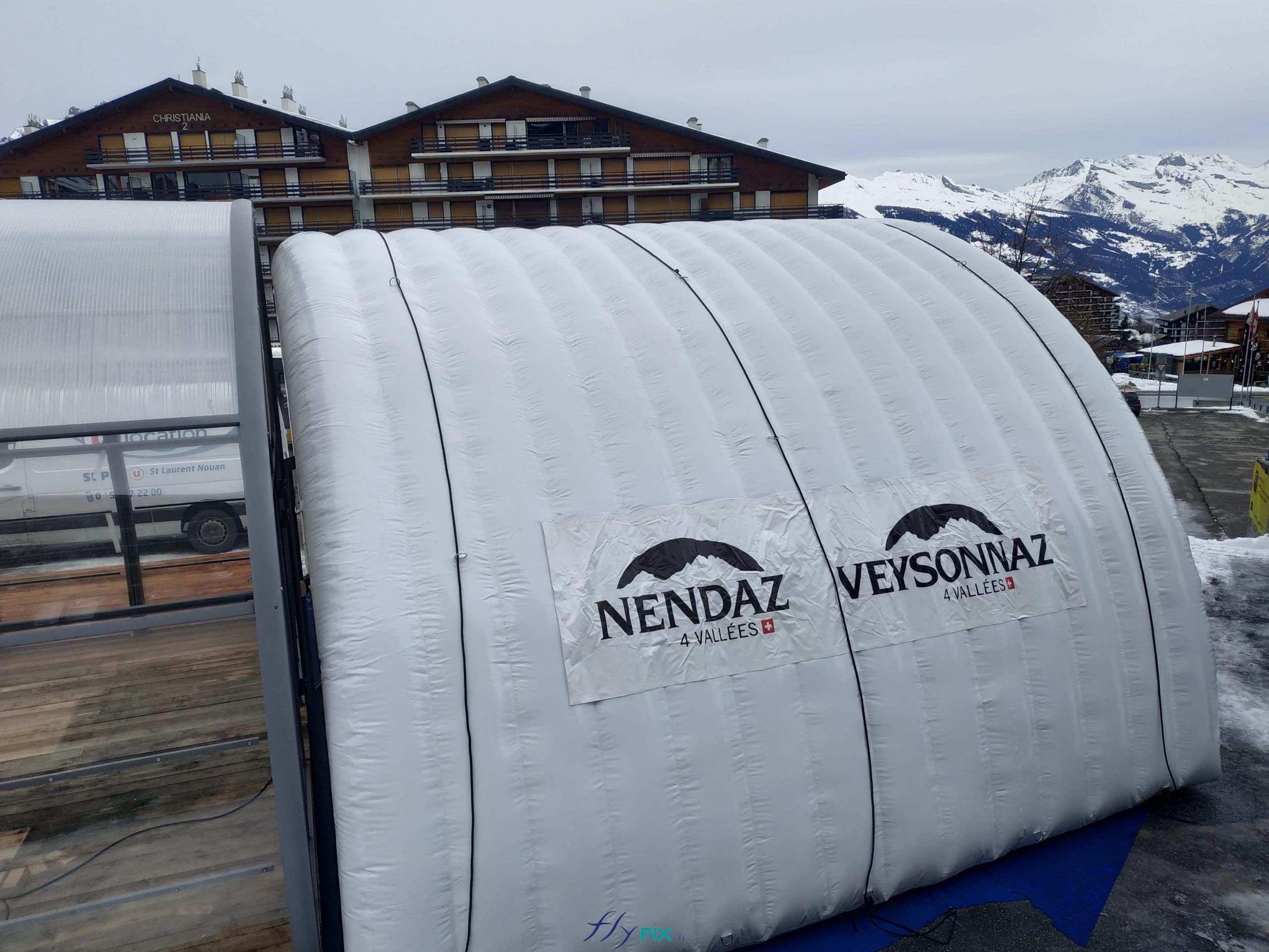 L'abri gonflable, une fois gonflé avec de l'air sera raccordé à la structure rigide en métal et en verre, pour permettre une étanchéité parfaite par rapport à la pluie, à la neige et aux intempéries. Les 3 drisses de haubans, des cordes marine pro Lancelin, seront attachées à des sacs de lestage, des bigs bags à remplir de sable. L'abri gonflable, une fois gonflé avec de l'air sera raccordé à la structure rigide en métal et en verre, pour permettre une étanchéité parfaite par rapport à la pluie, à la neige et aux intempéries. Les 3 drisses de haubans, des cordes marine pro Lancelin, seront attachées à des sacs de lestage, des bigs bags à remplir de sable.