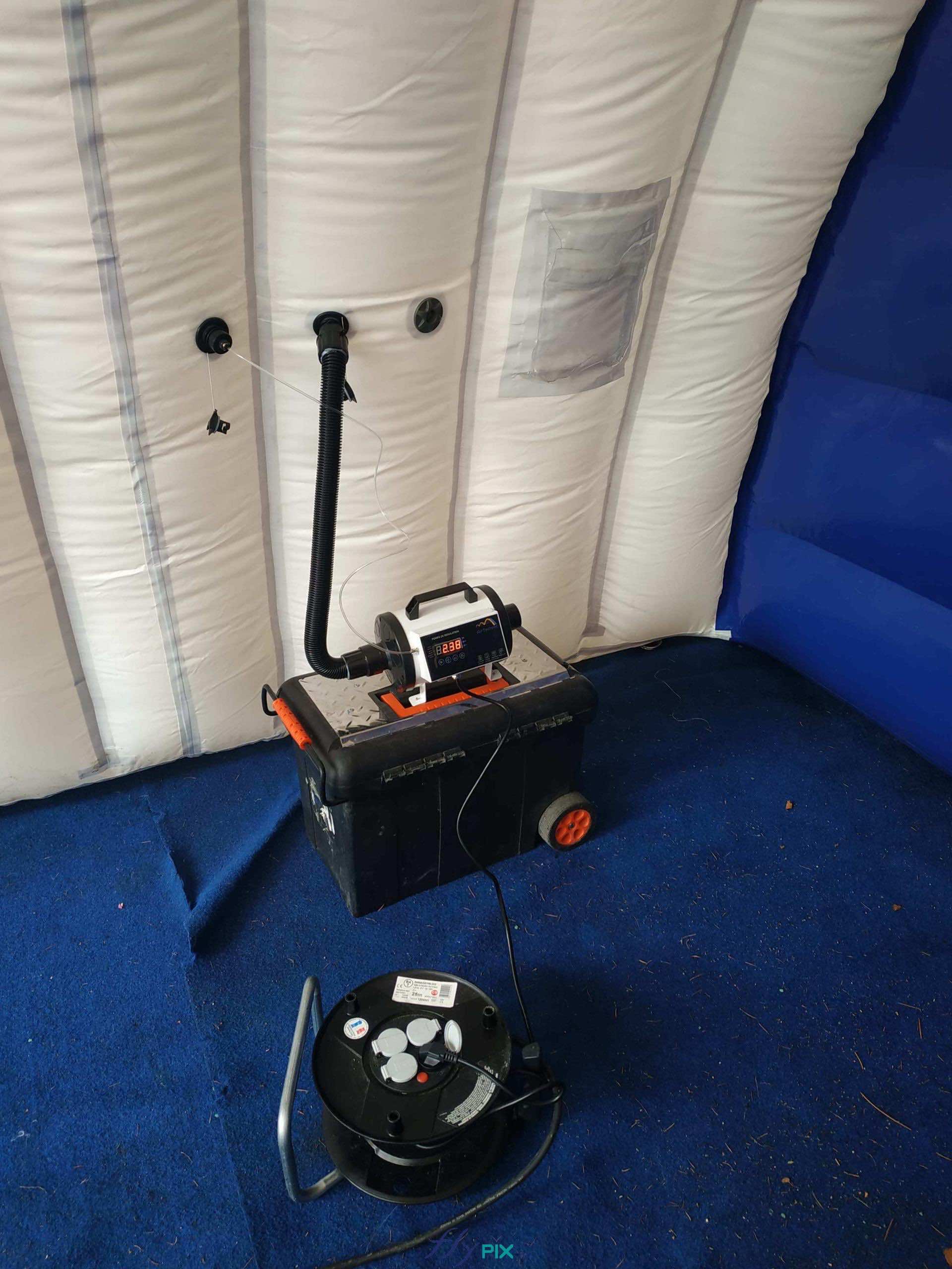 Sur cette photo, nous voyons plusieurs valves de gonflage et des valves de surpression, ainsi qu'un régulateur de pression, un moyen fiable et efficace de contrôler la pression de l'air à l'intérieur des boudins d'ossature du module gonflable. La combinaison du régulateur de pression et des valves de surpression permet d'éviter l'éclatement des boudins d'ossature si l'air se dilate à l'intérieur, et le lissage de la pression de l'air in situ. En effet, si de l'air manque dans les boudins, dans ce cas, le régulateur compensera ce manque en ajoutant de l'air grâce à une pompe. En cas de surpression, les valves vont "pchittter" et le régulateur retirera de l'air de manière automatique. Sur cette photo, nous voyons plusieurs valves de gonflage et des valves de surpression, ainsi qu'un régulateur de pression, un moyen fiable et efficace de contrôler la pression de l'air à l'intérieur des boudins d'ossature du module gonflable. La combinaison du régulateur de pression et des valves de surpression permet d'éviter l'éclatement des boudins d'ossature si l'air se dilate à l'intérieur, et le lissage de la pression de l'air in situ. En effet, si de l'air manque dans les boudins, dans ce cas, le régulateur compensera ce manque en ajoutant de l'air grâce à une pompe. En cas de surpression, les valves vont "phittter" et le régulateur retirera de l'air de maniière automatique.