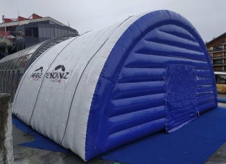 Cet abri gonflable, air captif, en enveloppe PVC 0.6 mm double peau capitonnée, est très solide et très robuste. Cette structure gonflable à l'air avec une pompe électrique et un régulateur de pression est destinée à accueillir des animateurs, des artistes, des musiciens, pour les animations de spectacles et de concerts pour un large public. La tente gonflable est raccordée à une structure déjà existante, pour faire une extension,et elle a été installée dans une station balnéaire, une station de ski en montagne, en plein hiver ; elle résiste au froid montagnard Suisse.