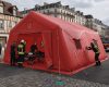 Une autre vue montrant une simulation de l'installation de la tente gonflable médicale, ici en zone urbaine, en ville. Cet abri gonflable est un poste de premiers secours qui peut être installé très rapidement en quelques minutes, en cas d'urgence, pour porter assistance à des personnes victimes d'accidents de la route, de malades, en cas d'épidémies ou de catastrophes naturelles, suite à des tremblements de terre ou bien en cas d'attaques terroristes. Nos tentes gonflables prennent peu de place une fois plié, et se gonflent très rapidement d'un seul tenant, en quelques minutes. La structure gonflable est un module qui protège médecins urgentistes, pompiers ou militaires ou les patients, les vistimes et les malades de la pluie, du vent et des intempéries. Tout en conservant la discretion. - Cette image a été générée par IA, grâce à GEMINI, à partir des vues de modélisations en 3D du BAT (bon à tirer) créées par notre infographiste et validées par le commanditaire, et aussi à partir de photos et de prises de vues réelles de certains détails de la tente gonflable, prises directement dans notre atelier de fabrication. Média partiellement généré par une IA et vérifié par un agent. - Copyright Vivien LAÏLLE/FlyPix, droits réservés, reproduction interdite.