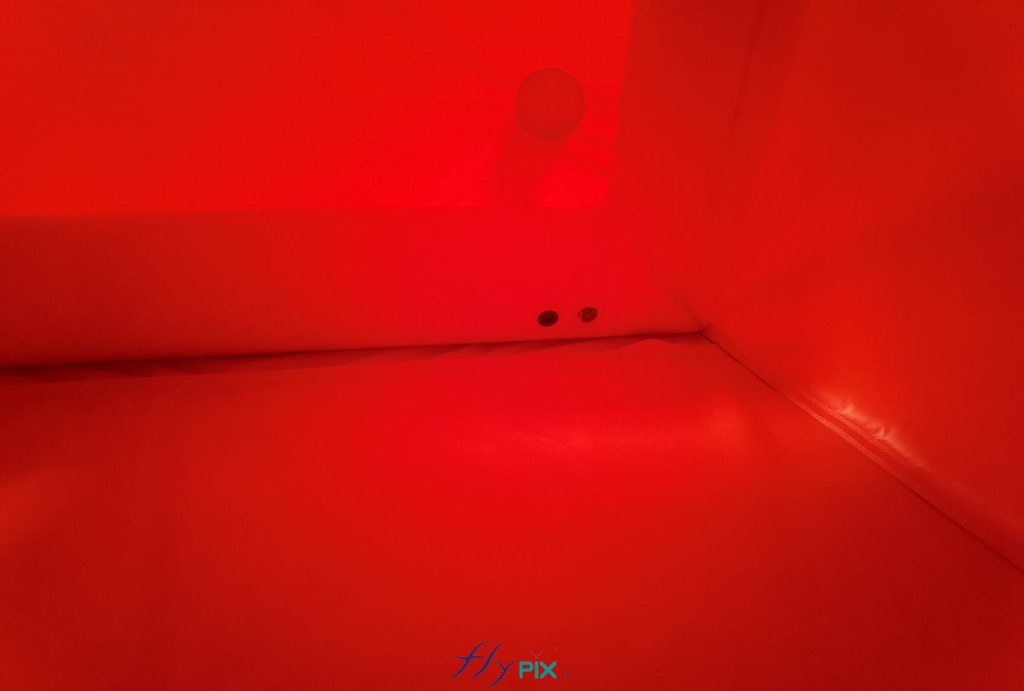 Une vue prise depuis l'intérieur de l'abri gonflable PMA, avec la bâche au sol. - Copyright Vivien LAÏLLE/FlyPix, droits réservés, reproduction interdite.