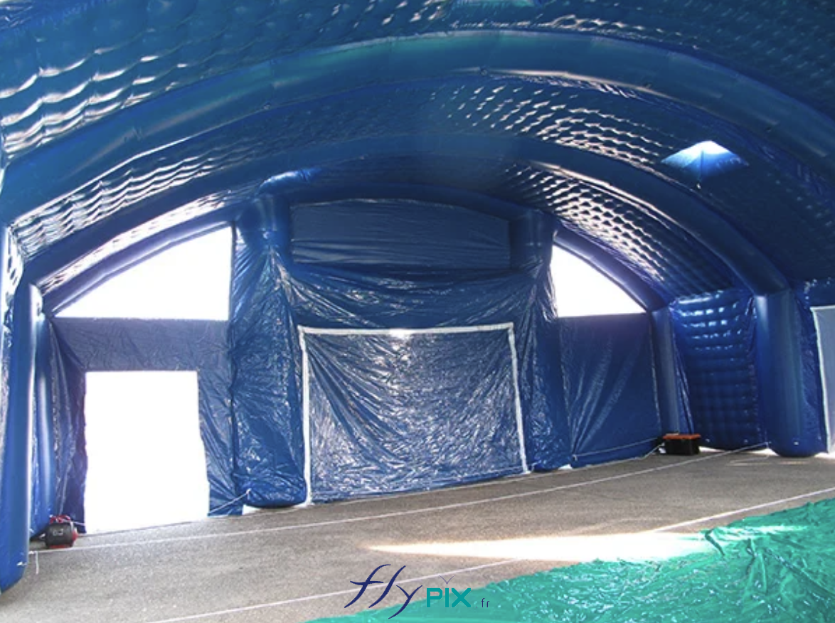 IUT de NANTES : une vue intérieure du hangar gonflable de grandes dimensions, procurant aux usagers un large volume et une large surface utile. L'abri gonflable est en forme de U-inversé, et en enveloppe PVC double peau capitonnée.