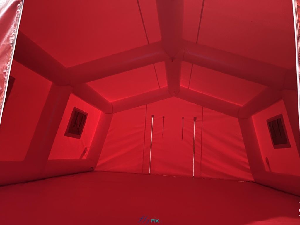 Cette photo montre une vue intérieure de la tente gonflable médicale, avec la bâche au sol, les fenêtres latérales et la porte d'accès principale. - Copyright Vivien LAÏLLE/FlyPix, droits réservés, reproduction interdite.