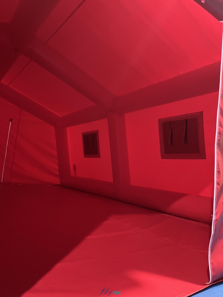 Cette image montre une vue intérieure de la tente gonflable de premiers secours, avec a bâche au sol, les boudins d'ossatures et les fenêtres latérales. - Copyright Vivien LAÏLLE/FlyPix, droits réservés, reproduction interdite.