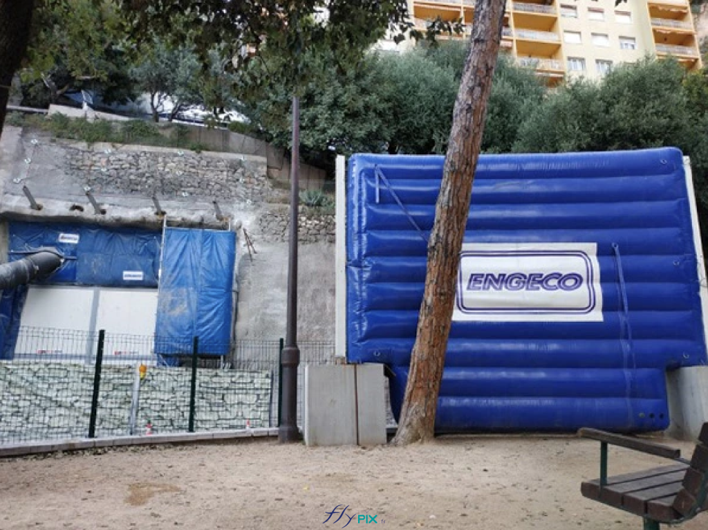 Contrairement aux solutions traditionnelles qui peuvent prendre beaucoup de temps à installer et de manière très laborieuse, sans performances réelles de réduction de bruits, nos murs gonflables fabriqués sur mesure par nos soins sont installés très rapidement sur les chantiers et peuvent permettre d'obtenir de grandes surfaces utiles. Ces structures gonflables sont aussi réutilisables sur d'autres chantiers futurs, optimisant les coûts d'investissements à longue échéance.