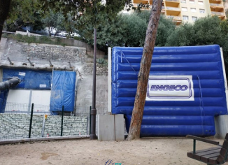 Contrairement aux solutions traditionnelles qui peuvent prendre beaucoup de temps à installer et de manière très laborieuse, sans performances réelles de réduction de bruits, nos murs gonflables fabriqués sur mesure par nos soins sont installés très rapidement sur les chantiers et peuvent permettre d'obtenir de grandes surfaces utiles. Ces structures gonflables sont aussi réutilisables sur d'autres chantiers futurs, optimisant les coûts d'investissements à longue échéance.