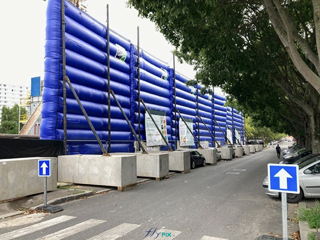 Pour limiter l’impact acoustique généré par les opérations de forage et les équipements lourds, des écrans phonique, des murs gonflables de réduction de bruits, ont été déployés autour des zones les plus bruyantes du chantier. Pour limiter l’impact acoustique généré par les opérations de forage et les équipements lourds, des écrans phonique, des murs gonflables de réduction de bruits, ont été déployés autour des zones les plus bruyantes du chantier.