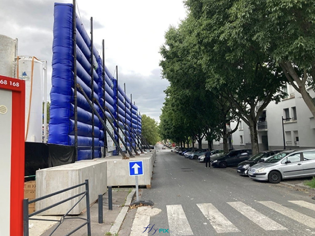 Les travaux de forage nécessitent notamment l’utilisation de foreuses rotatives, de pompes de circulation, de compresseurs et d’équipements de manutention lourds, générant un niveau sonore élevé et continu. Dans un environnement urbain densément peuplé, la maîtrise des nuisances acoustiques devient donc un enjeu essentiel. Pour répondre à cette contrainte, des murs gonflables de réduction de bruits ont été installés afin de réduire la propagation du bruit vers les zones résidentielles environnantes. Les travaux de forage nécessitent notamment l’utilisation de foreuses rotatives, de pompes de circulation, de compresseurs et d’équipements de manutention lourds, générant un niveau sonore élevé et continu. Dans un environnement urbain densément peuplé, la maîtrise des nuisances acoustiques devient donc un enjeu essentiel. Pour répondre à cette contrainte, des murs gonflables de réduction de bruits ont été installés afin de réduire la propagation du bruit vers les zones résidentielles environnantes.