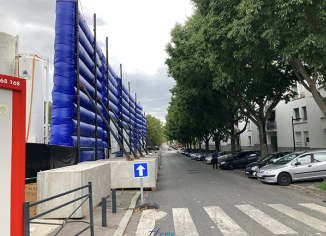 Les travaux de forage nécessitent notamment l’utilisation de foreuses rotatives, de pompes de circulation, de compresseurs et d’équipements de manutention lourds, générant un niveau sonore élevé et continu. Dans un environnement urbain densément peuplé, la maîtrise des nuisances acoustiques devient donc un enjeu essentiel. Pour répondre à cette contrainte, des murs gonflables de réduction de bruits ont été installés afin de réduire la propagation du bruit vers les zones résidentielles environnantes.