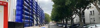 Les travaux de forage nécessitent notamment l’utilisation de foreuses rotatives, de pompes de circulation, de compresseurs et d’équipements de manutention lourds, générant un niveau sonore élevé et continu. Dans un environnement urbain densément peuplé, la maîtrise des nuisances acoustiques devient donc un enjeu essentiel. Pour répondre à cette contrainte, des murs gonflables de réduction de bruits ont été installés afin de réduire la propagation du bruit vers les zones résidentielles environnantes.