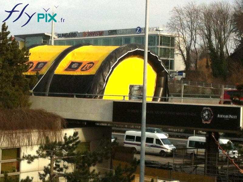 Abri tunnel gonflable robuste pour BTP et industrie, offrant une protection optimale contre conditions climatiques. Permet de travailler à l’abri pour revêtements de sol, jointage et pose de faïence avec précision. - Copyright : Vivien LAÏLLE/FLYPIX, droits réservés. Abri tunnel gonflable robuste pour BTP et industrie, offrant une protection optimale contre conditions climatiques. Permet de travailler à l’abri pour revêtements de sol, jointage et pose de faïence avec précision. - Copyright : Vivien LAÏLLE/FLYPIX, droits réservés.