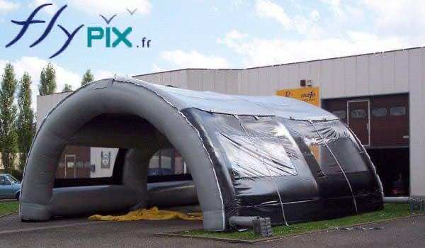 Abri tunnel gonflable durable, conçu pour résister aux vents et à l’humidité. Il garantit un chantier propre et sec, essentiel pour la qualité des revêtements de sol et des finitions. - Copyright : Vivien LAÏLLE/FLYPIX, droits réservés. Abri tunnel gonflable durable, conçu pour résister aux vents et à l’humidité. Il garantit un chantier propre et sec, essentiel pour la qualité des revêtements de sol et des finitions. - Copyright : Vivien LAÏLLE/FLYPIX, droits réservés.