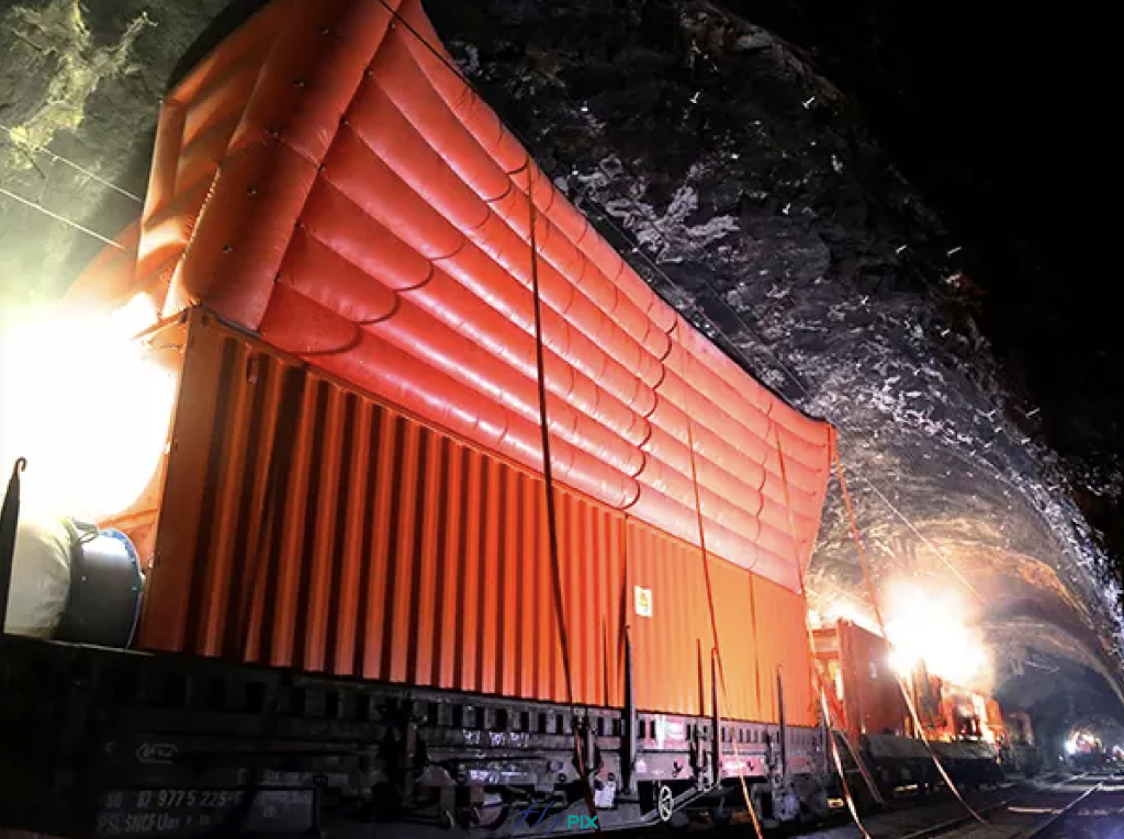 Une fois en place, cette protection se gonfle en à peine une minute, formant une barrière performante qui isole efficacement la zone d’intervention. Cette solution innovante permet de réduire la dispersion des poussières dans l’ensemble du tunnel, évitant ainsi de longues opérations de nettoyage. Elle améliore également la sécurité des opérateurs présents dans l’espace confiné, tout en préservant les travailleurs évoluant à proximité dans un environnement de coactivité.