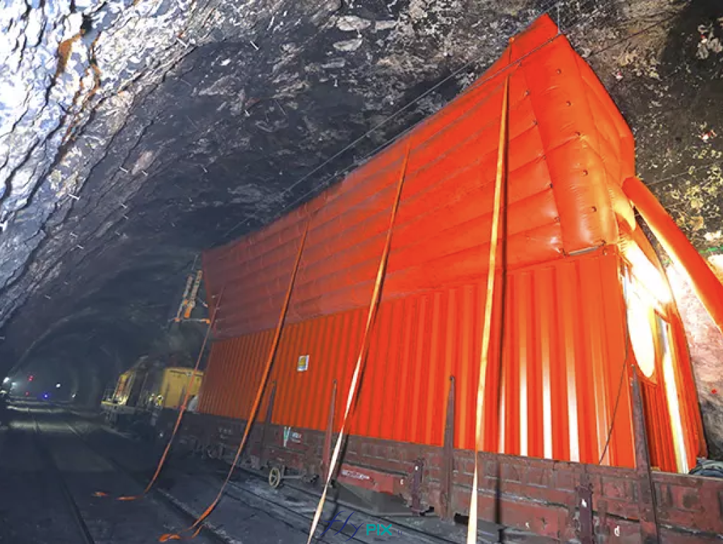 Sur le chantier du tunnel de Mussuguet, le bouchon gonflable s’est imposé comme un élément clé pour tenir les délais contraints liés à la complexité du projet. Chaque nuit, les équipes procèdent à la découpe de la roche afin de consolider les parois et d’agrandir le gabarit du tunnel. L’utilisation du bouchon gonflable a grandement facilité la maîtrise des poussières, réduisant significativement les opérations de nettoyage et optimisant l’efficacité des travaux.