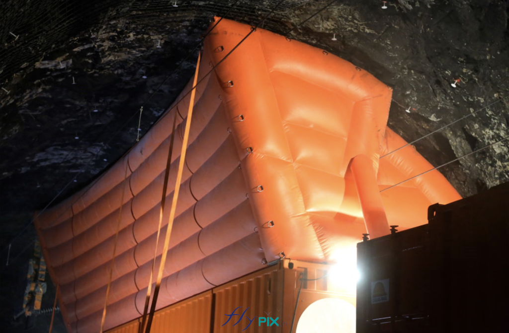 Nos bouchons de tunnel gonflables sur mesure réduisent les opérations de nettoyage et optimisent le temps passé sur site, améliorant ainsi l’efficacité globale du chantier. Dans un métier où chaque minute compte, ces solutions permettent de maximiser la productivité sans jamais compromettre la sécurité ni la qualité des conditions de travail. En optant pour nos écrans gonflables de protection, Colas Rail bénéficie d’un environnement de travail sécurisé et maîtrisé tout au long de ses travaux de rénovation.