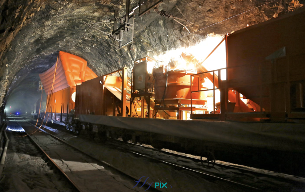L'ensemble du dispositif est composé de plusieurs wagon montés sur rails, qui traversent le tunnel dans le sens de la longueur. Les écrans gonflables sont conçus pour épouser parfaitement la géométrie des tunnels, quelles que soient leurs dimensions ou leurs courbures.