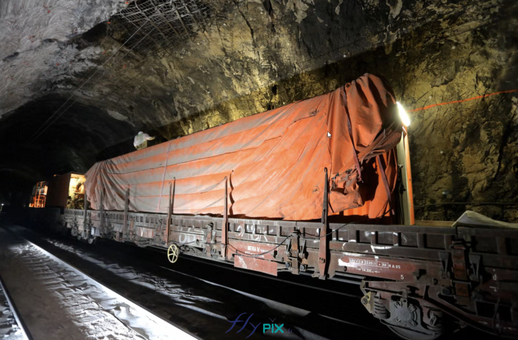 La structure gonflable, en enveloppe PVC 0.45 mm double peau capitonnée est conçue avec une forme sur mesure et adaptée pour être fixé sur un container spécialement modifié, monté sur un wagon. Elle est gonflée à l'air avec une turbine électrique en permanence. L'ensemble du dispositif est déplacé au fur et à mesure sur les rails le long du mur du tunnel. L'abri de confinement peut être gonflé très rapidement. Son rayon de courbure est adapté à la forme de la voute et du mur du tunnel.