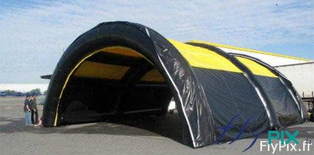 Tente gonflable ventilée, facile à déployer, offrant un espace de travail sécurisé. Idéale pour travaux de dallage, carrelage et joints, même en conditions météorologiques difficiles. - Copyright : Vivien LAÏLLE/FLYPIX, droits réservés. Tente gonflable ventilée, facile à déployer, offrant un espace de travail sécurisé. Idéale pour travaux de dallage, carrelage et joints, même en conditions météorologiques difficiles. - Copyright : Vivien LAÏLLE/FLYPIX, droits réservés.