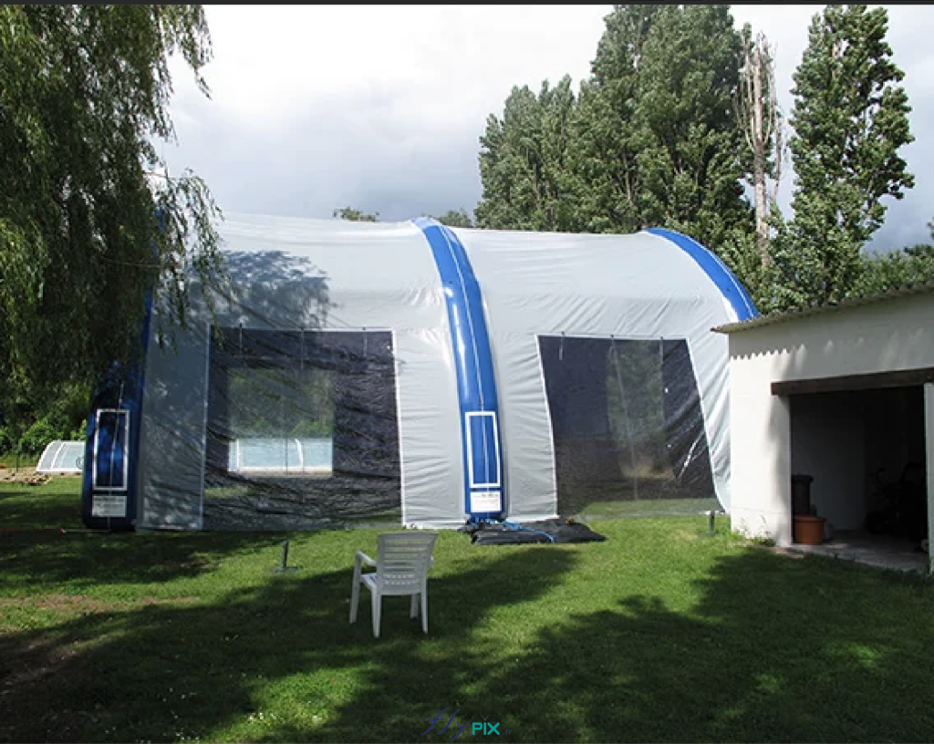 Les abris gonflables offrent une présence visuelle forte. Leur design moderne et leurs formes audacieuses permettent de capter immédiatement l’attention, même dans des environnements saturés comme les salons automobiles ou les centres urbains.