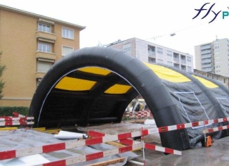 Structure gonflable innovante pour industrie et BTP, assurant une protection continue. Elle permet de maintenir des conditions optimales pour béton, résine et pose de matériaux sensibles.