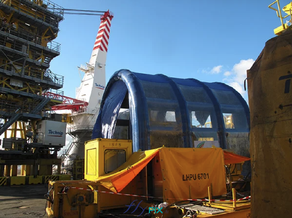 Dans un port, dans le cadre d'un chantier naval géré par la société TECHNIP, nous avons conçu, fabriqué et installé ce grand hangar gonflable en forme de U-inversé, pour le nettoyage et la maintenance d'un gros moteur de bâteau.