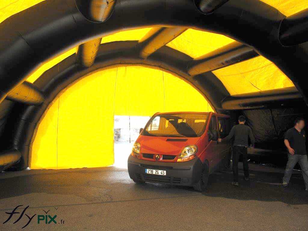 Structure gonflable ventilée en permanence, rapide à installer. Parfaite pour TPE et chantiers mobiles, elle sécurise les travaux sensibles comme le bétonnage et garantit un environnement propre et protégé. - Copyright : Vivien LAÏLLE/FLYPIX, droits réservés. Structure gonflable ventilée en permanence, rapide à installer. Parfaite pour TPE et chantiers mobiles, elle sécurise les travaux sensibles comme le bétonnage et garantit un environnement propre et protégé. - Copyright : Vivien LAÏLLE/FLYPIX, droits réservés.