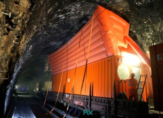 Le bouchon gonflable de tunnel est un dispositif conçu spécifiquement pour les opérations en milieu souterrain. Réalisé en PVC d’une épaisseur de 0,6 mm et assemblé par couture afin d’assurer une excellente étanchéité ainsi qu’une grande résistance, il se caractérise par une mise en place à la fois simple et rapide. Installé sur un wagon approprié équipé d’un conteneur dont la partie frontale est ouverte, il peut être acheminé directement jusqu’à la zone d’intervention à l’intérieur du tunnel.