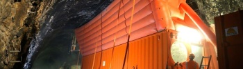 Le bouchon gonflable de tunnel est un dispositif conçu spécifiquement pour les opérations en milieu souterrain. Réalisé en PVC d’une épaisseur de 0,6 mm et assemblé par couture afin d’assurer une excellente étanchéité ainsi qu’une grande résistance, il se caractérise par une mise en place à la fois simple et rapide. Installé sur un wagon approprié équipé d’un conteneur dont la partie frontale est ouverte, il peut être acheminé directement jusqu’à la zone d’intervention à l’intérieur du tunnel.