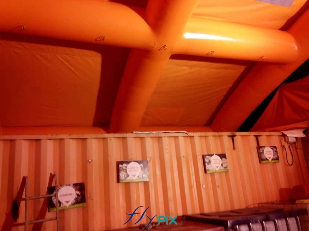 Le principe de ces structures gonflables est simple et particulièrement efficace : après chaque séquence de travail, les écrans sont dégonflés en quelques instants, autorisant le train à progresser d’environ 50 mètres. Une fois en position, ils sont regonflés en seulement une minute, recréant immédiatement une zone de protection sécurisée. Cette grande réactivité permet d’optimiser au maximum les périodes de chantier, souvent restreintes aux horaires nocturnes pour préserver la circulation des trains.