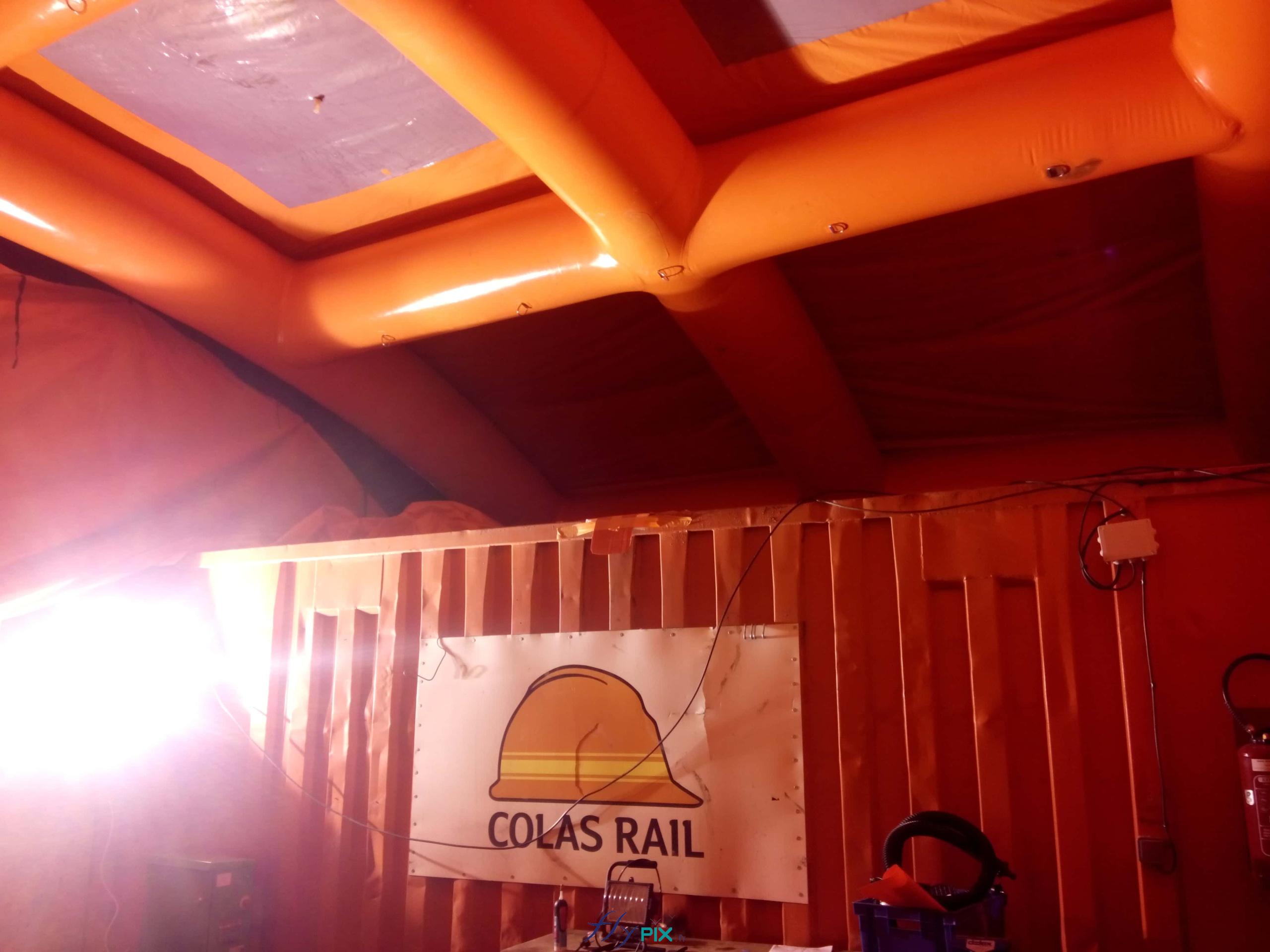 Une fois déployés et gonflés, ces dispositifs créent un espace confiné qui protège à la fois les opérateurs et les équipements contre les projections de béton et autres débris générés lors des opérations de béton projeté. Ce type de capotage est essentiel dans les travaux de rénovation de tunnels, où cette technique entraîne d’importantes projections et dépôts sur les parois. En limitant fortement les besoins de nettoyage, ces bouchons permettent aux équipes de Colas Rail de se consacrer pleinement aux tâches prioritaires.