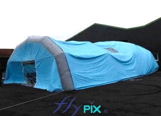 Une vue générale d'une tente gonflable en forme de tunnel, en enveloppe PVC 0.45 mm simple peau. Cette structure gonflable est gonflée à l'air avec une turbine électrique en permanence. Cet abri gonflable de chantier a été fabriqué sur mesure par nos soins, dans nos ateliers en France à Orléans.