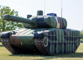 L'un des avantages les plus évidents est le coût. Un leurre gonflable coûte une fraction du prix d'un char, d'un avion ou d'un système de missiles réel. En déployant des dizaines de leurres, une armée peut obliger l'adversaire à gaspiller des munitions précieuses et coûteuses (missiles guidés, bombes de précision) sur des cibles sans valeur. Ce gaspillage de ressources peut avoir un impact significatif sur la capacité de l'ennemi à mener des opérations à long terme.