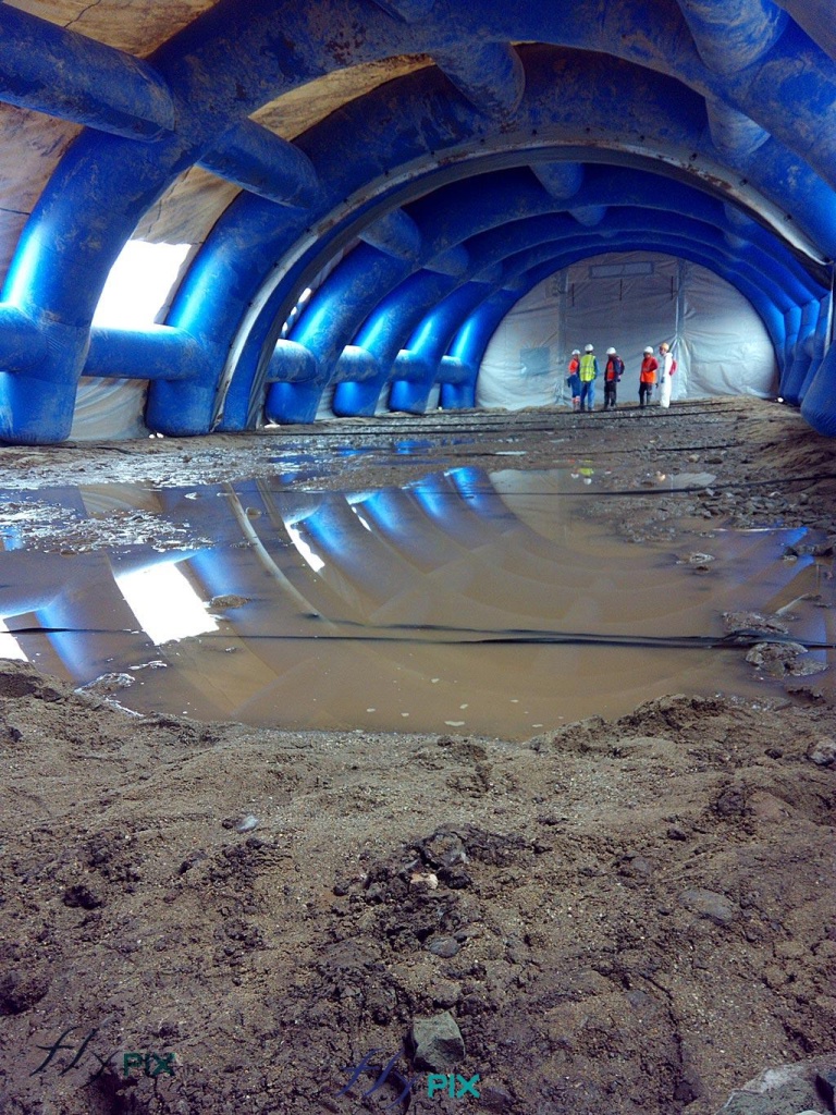 SOL ENVIRONNEMENT : vue intérieure d'un hangar gonflable en forme de tunnel, lors d'un chantier de dépollution de site, ici pour l'excavation de sols pollués.