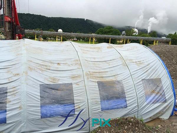 SOL ENVIRONNEMENT : abri gonflable fabriqué sur mesure pour un chantier de dépollution de sol, excavation de sols pollués.