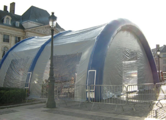 Les tentes gonflables à air captif sont des structures dont l’ossature est constituée de boudins gonflables hermétiques, généralement en PVC renforcé. Une fois gonflés à l’aide d’une pompe, ces boudins conservent leur pression sans nécessiter d’alimentation continue en air.