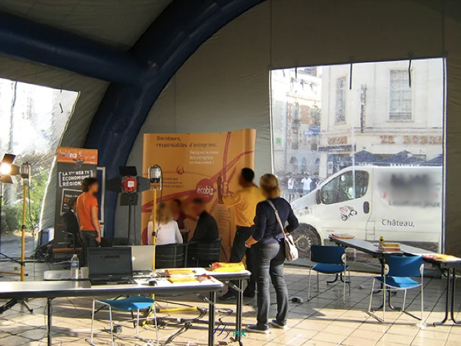 Modernes, rapides à installer et particulièrement attractives, les tentes gonflables et abris gonflables à air captif en enveloppe PVC s’imposent aujourd’hui comme des solutions incontournables pour l’accueil de public lors d’événements, d’opérations commerciales ou de dispositifs temporaires. Modernes, rapides à installer et particulièrement attractives, les tentes gonflables et abris gonflables à air captif en enveloppe PVC s’imposent aujourd’hui comme des solutions incontournables pour l’accueil de public lors d’événements, d’opérations commerciales ou de dispositifs temporaires.