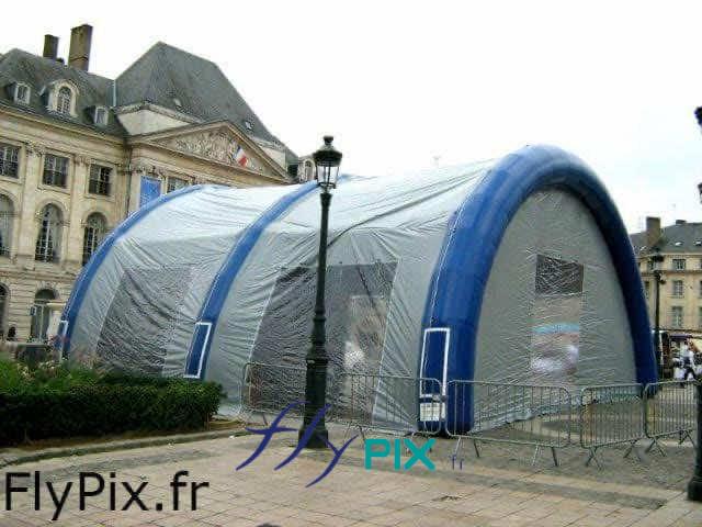 Les tentes gonflables et abris gonflables à air captif en enveloppe PVC représentent une solution moderne, efficace et polyvalente pour l’accueil de public. Les tentes gonflables et abris gonflables à air captif en enveloppe PVC représentent une solution moderne, efficace et polyvalente pour l’accueil de public.