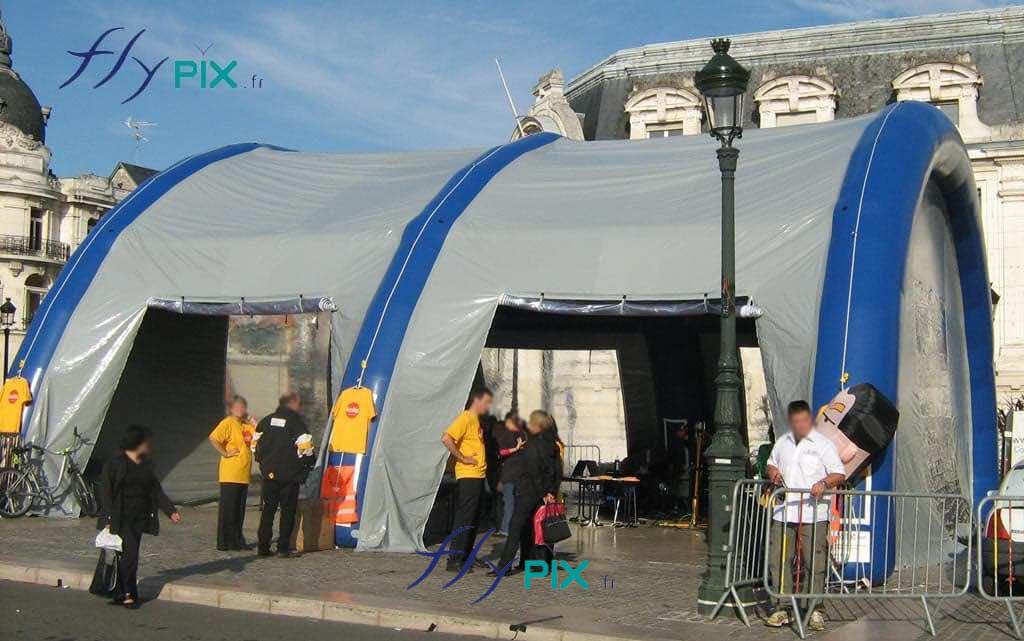 Modernes, rapides à installer et particulièrement attractives, les tentes gonflables et abris gonflables à air captif en enveloppe PVC s’imposent aujourd’hui comme des solutions incontournables pour l’accueil de public lors d’événements, d’opérations commerciales ou de dispositifs temporaires. Alliant praticité, sécurité, modularité et impact visuel, ces structures répondent aux exigences croissantes des professionnels et des collectivités. Modernes, rapides à installer et particulièrement attractives, les tentes gonflables et abris gonflables à air captif en enveloppe PVC s’imposent aujourd’hui comme des solutions incontournables pour l’accueil de public lors d’événements, d’opérations commerciales ou de dispositifs temporaires. Alliant praticité, sécurité, modularité et impact visuel, ces structures répondent aux exigences croissantes des professionnels et des collectivités.