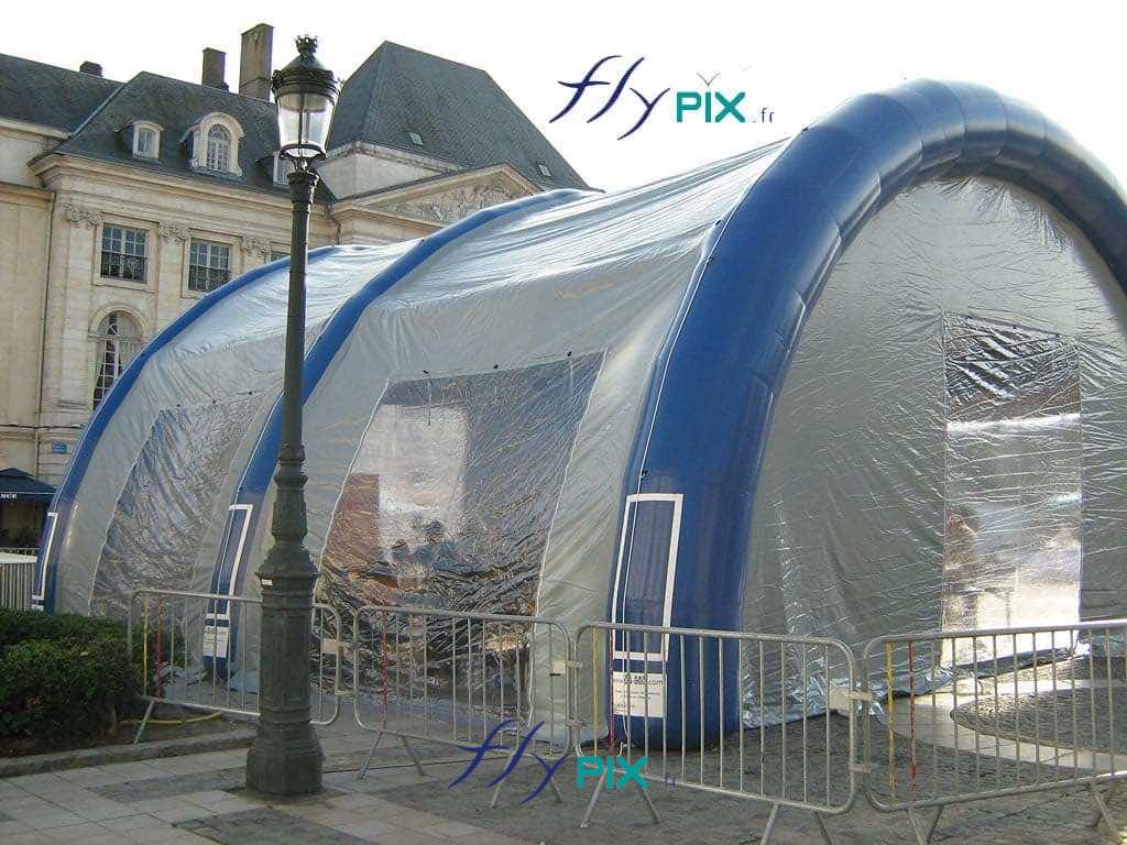 Grâce à leur conception en enveloppe PVC et à leur système d’air captif (sans soufflerie continue), les tentes gonflables combinent autonomie, robustesse et efficacité énergétique. Grâce à leur conception en enveloppe PVC et à leur système d’air captif (sans soufflerie continue), les tentes gonflables combinent autonomie, robustesse et efficacité énergétique.