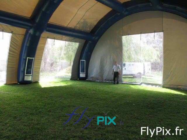 Vue intérieure d'une tente gonflable de réception de public, avec une grande surface et un grand volume disponibles. Une solution idéalme pour les mariages, les séminaires, les meetings, les colloques, ou les expositions. Vue intérieure d'une tente gonflable de réception de public, avec une grande surface et un grand volume disponibles. Une solution idéalme pour les mariages, les séminaires, les meetings, les colloques, ou les expositions.
