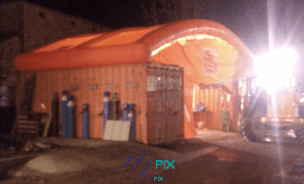 Sur le chantier d'infrastructure ferroviaire mené par la société Colas Rail à Roanne, la problématique consistait à maintenir une cadence élevée de maintenance mécanique sur les engins de voie (pelles rail-route, bourreuses) tout en protégeant les composants hydrauliques et électroniques sensibles de la pluie et de la boue. Sur le chantier d'infrastructure ferroviaire mené par la société Colas Rail à Roanne, la problématique consistait à maintenir une cadence élevée de maintenance mécanique sur les engins de voie (pelles rail-route, bourreuses) tout en protégeant les composants hydrauliques et électroniques sensibles de la pluie et de la boue.