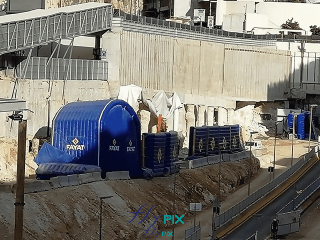 FAYAT-ILOT-PASTEUR-MONACO : un abri gonflable air captif en enveloppe PVC 0.§ mm double peau capitonnée, et en forme de U-inversé, utilisé ici pour empêcher la propagation du son d'une unité de groupe électrogène, dans un chantier urbain. FAYAT-ILOT-PASTEUR-MONACO : un abri gonflable air captif en enveloppe PVC 0.§ mm double peau capitonnée, et en forme de U-inversé, utilisé ici pour empêcher la propagation du son d'une unité de groupe électrogène, dans un chantier urbain.