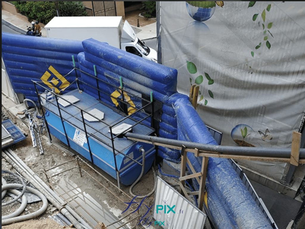 Pour le chantier FAYAT-ILOT-PASTEUR-MONACO, des murs gonflables mobiles sont déployés pour empêcher la propagation des bruits et des nuisances sonores, pour améliorer le confort des riverains et des habitants à proximité au dans la ville. Pour le chantier FAYAT-ILOT-PASTEUR-MONACO, des murs gonflables mobiles sont déployés pour empêcher la propagation des bruits et des nuisances sonores, pour améliorer le confort des riverains et des habitants à proximité au dans la ville.