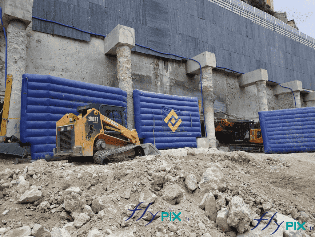 FAYAT-ILOT-PASTEUR-MONACO : des murs gonflables SEGMENTS de réduction de bruits et des nuisances sonores sont installés en extérieur dans un chantier urbain. Ces types de structures gonflables sont en AIR CAPTIF, en enveloppe PVC 0.6 mm double peau capitonnée, gonflées à l'air avec une pompe électrique. FAYAT-ILOT-PASTEUR-MONACO : des murs gonflables SEGMENTS de réduction de bruits et des nuisances sonores sont installés en extérieur dans un chantier urbain. Ces types de structures gonflables sont en AIR CAPTIF, en enveloppe PVC 0.6 mm double peau capitonnée, gonflées à l'air avec une pompe électrique.