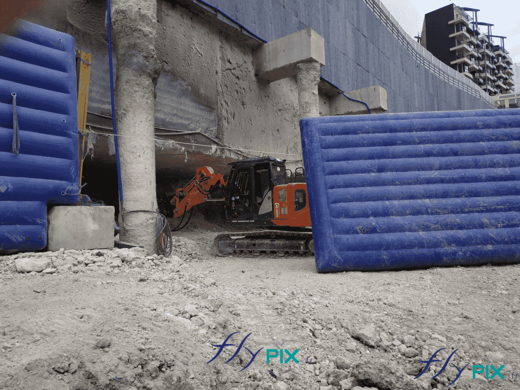FAYAT-ILOT-PASTEUR-MONACO : un engin marteau-piqueur génère du bruits lors d'un chantier urbain à Monaco, et des murs gonflables SEGMENTS ont été déployés pour contenir et empêcher la propgation des nuisances sonores, et pour préserver le confort des riverains et des habitants. FAYAT-ILOT-PASTEUR-MONACO : un engin marteau-piqueur génère du bruits lors d'un chantier urbain à Monaco, et des murs gonflables SEGMENTS ont été déployés pour contenir et empêcher la propgation des nuisances sonores, et pour préserver le confort des riverains et des habitants.