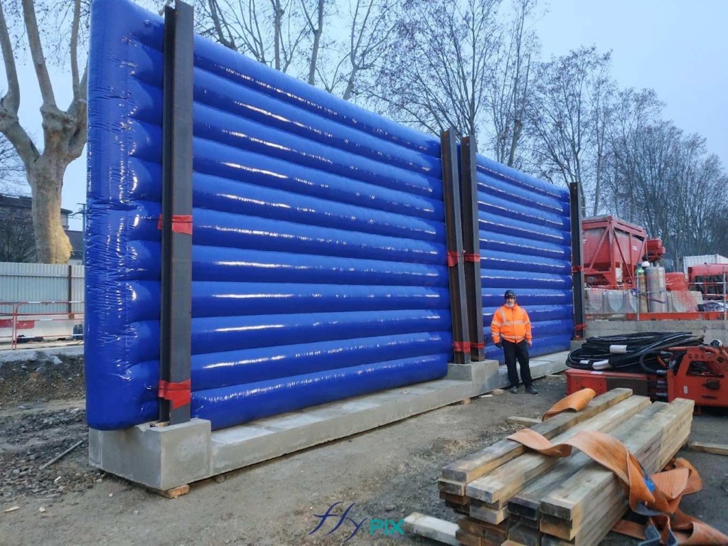 Grand Paris Express, chantier urbain de Meudon : écrans et murs gonflables mobiles de réduction de bruits et des nuisances sonores, des structures gonflables en enveloppe PVC 0.6 mm double peau capitonnée, air captif, gonflées à l'air avec une pompe électrique. Grand Paris Express, chantier urbain de Meudon : écrans et murs gonflables mobiles de réduction de bruits et des nuisances sonores, des structures gonflables en enveloppe PVC 0.6 mm double peau capitonnée, air captif, gonflées à l'air avec une pompe électrique.