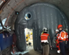 Cette structure gonflable sert à compartimenter le laboratoire souterrain afin d'empêcher les poussières et les particules de se propager vers le reste des infrastructures. Ce dispositif gonflable permet de sectoriser le laboratoire souterrain afin de bloquer la dispersion de poussières et de particules. Grâce à sa conception modulable, il s'installe et se retire aisément, offrant un déploiement rapide selon les besoins des essais (sécurité, étanchéité ou confinement). Les expérimentations menées valident ainsi ses futures applications, notamment le contrôle des sédiments, la résistance des matériaux et la performance des barrières d'isolation. – Droits réservés, reproduction interdite. Copyright FlyPix / Vivien LAÏLLE.