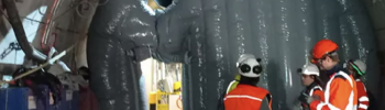 Cette structure gonflable sert à compartimenter le laboratoire souterrain afin d'empêcher les poussières et les particules de se propager vers le reste des infrastructures. Ce dispositif gonflable permet de sectoriser le laboratoire souterrain afin de bloquer la dispersion de poussières et de particules. Grâce à sa conception modulable, il s'installe et se retire aisément, offrant un déploiement rapide selon les besoins des essais (sécurité, étanchéité ou confinement). Les expérimentations menées valident ainsi ses futures applications, notamment le contrôle des sédiments, la résistance des matériaux et la performance des barrières d'isolation. – Droits réservés, reproduction interdite. Copyright FlyPix / Vivien LAÏLLE.