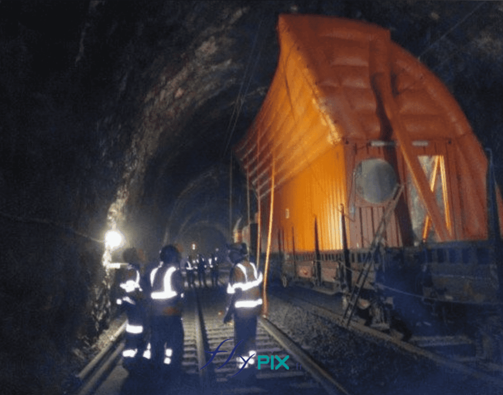 Colas Rail : bouchon gonflable de tunnel mobile (confinement béton projeté, poussières et acoustique). – Droits réservés, reproduction interdite. Copyright FlyPix / Vivien LAÏLLE.